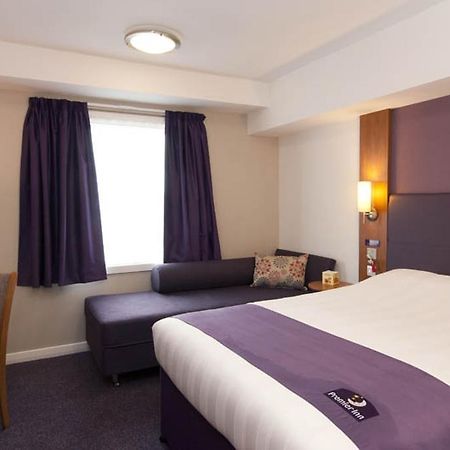 Premier Inn London Gatwick Airport South - London Road Κρόουλι Εξωτερικό φωτογραφία