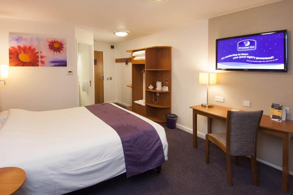 Premier Inn London Gatwick Airport South - London Road Κρόουλι Εξωτερικό φωτογραφία