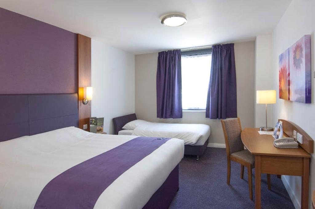 Premier Inn London Gatwick Airport South - London Road Κρόουλι Εξωτερικό φωτογραφία